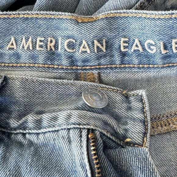 American Eagle SZ 2 LONG Mom Jeans Mid-Rise Whiskered Distressed Light Wash Blue - Picture 9 of 12